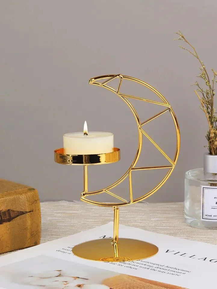 Goldener Mond-Kerzenhalter mit brennender Kerze auf Tischdekoration, stilvolle Wohnaccessoires