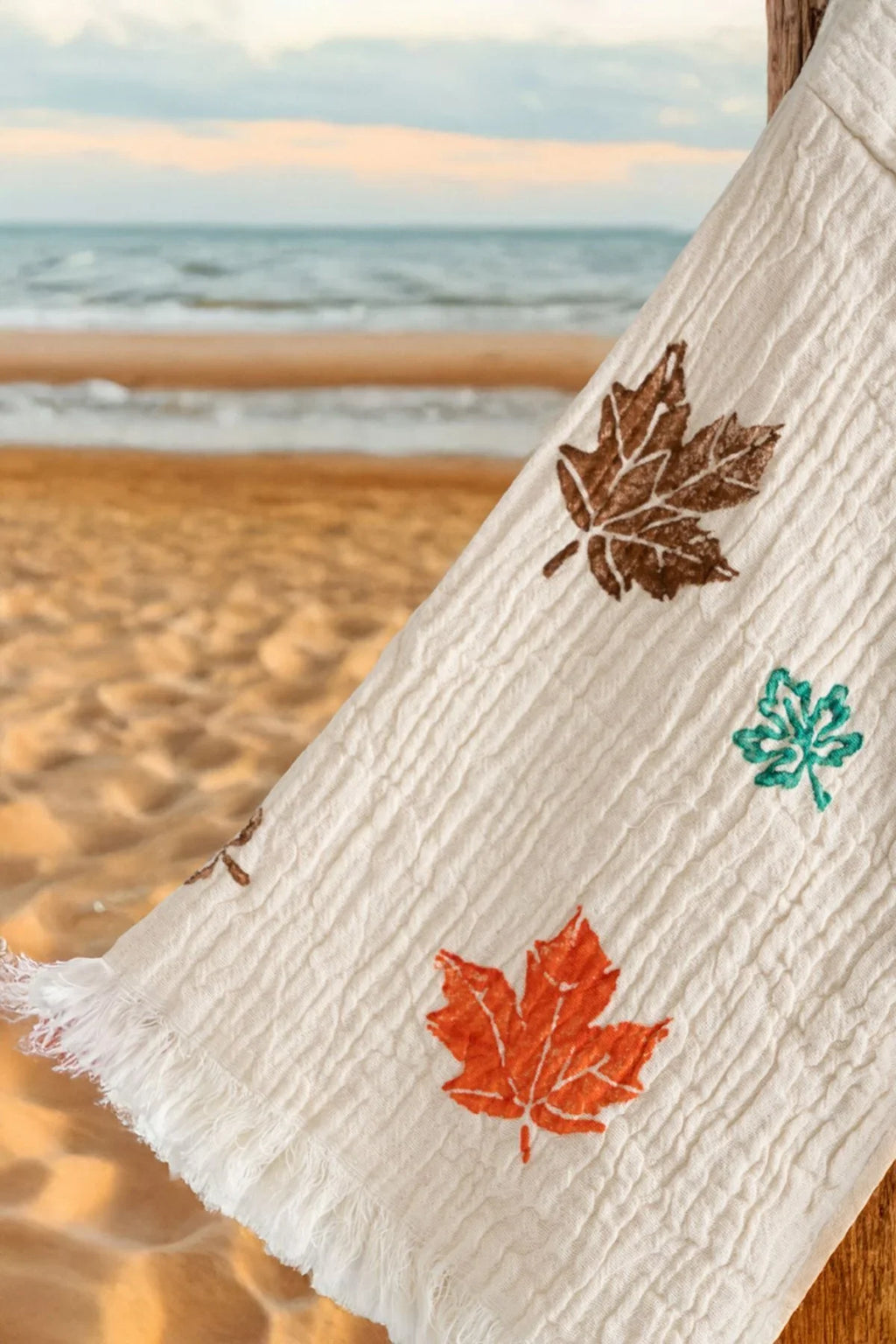 Waschbarer Bambusteppich mit Herbstlaub-Motiv am Strand, ideal für Waschmaschine