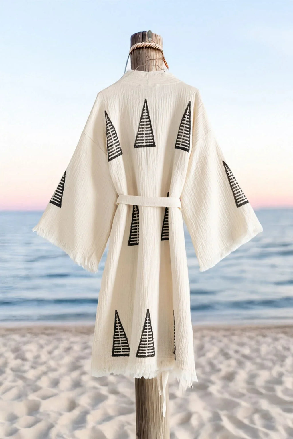 Beige Kimono mit schwarzen Dreiecksmustern am Strand, leicht und luftig für Sommer & Strand