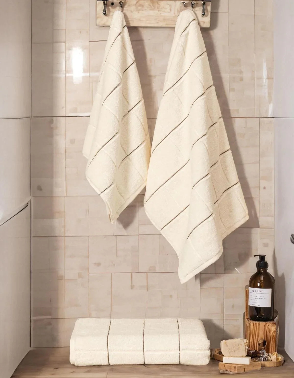 Waschbare Bambus-Handtücher mit Streifenmuster im Badezimmer, ideal für moderne Badezimmergestaltung