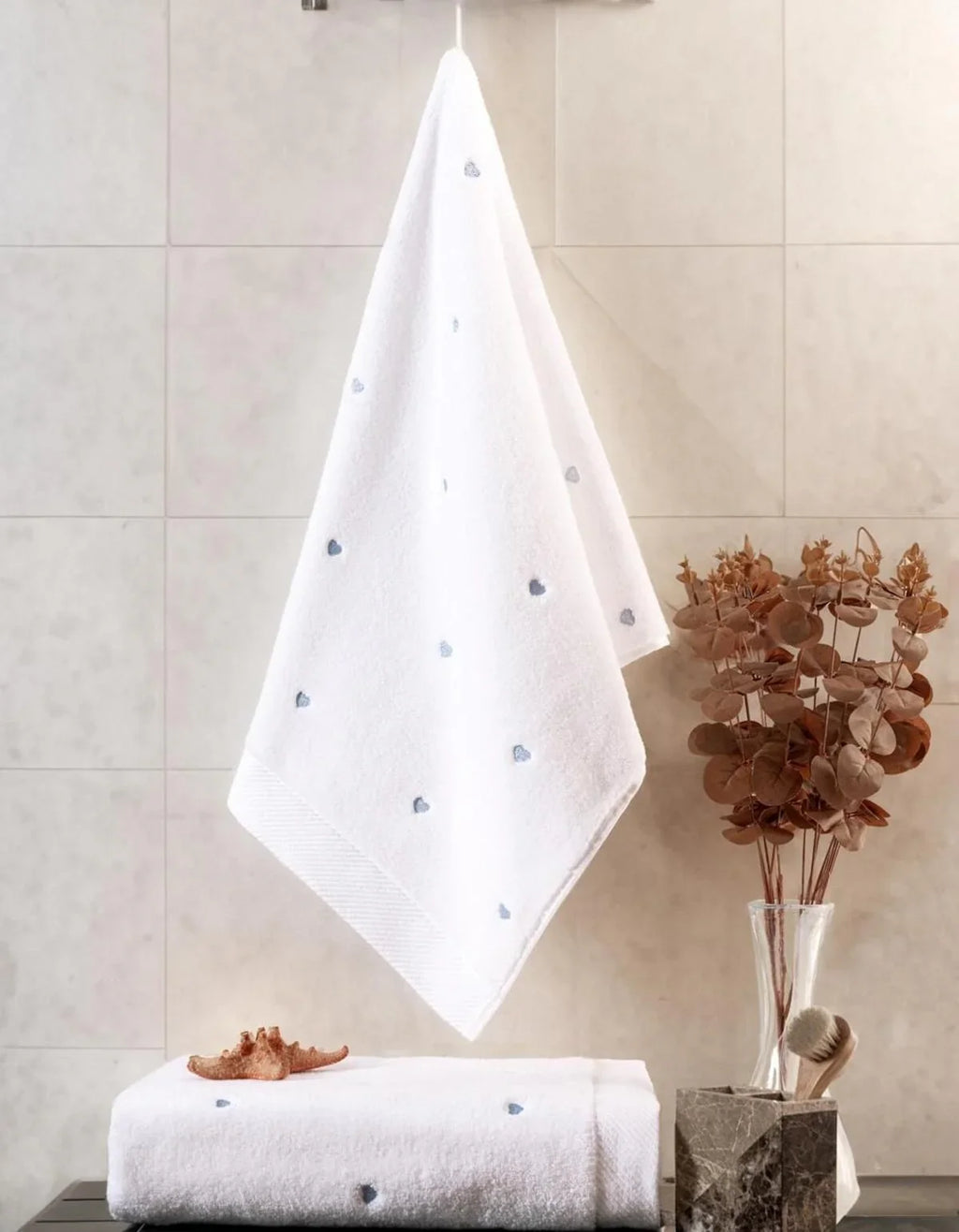 Weißer Handtuch mit blauen Herzen, waschbar, ideal für Badezimmer, dekorativ mit Trockenblumen