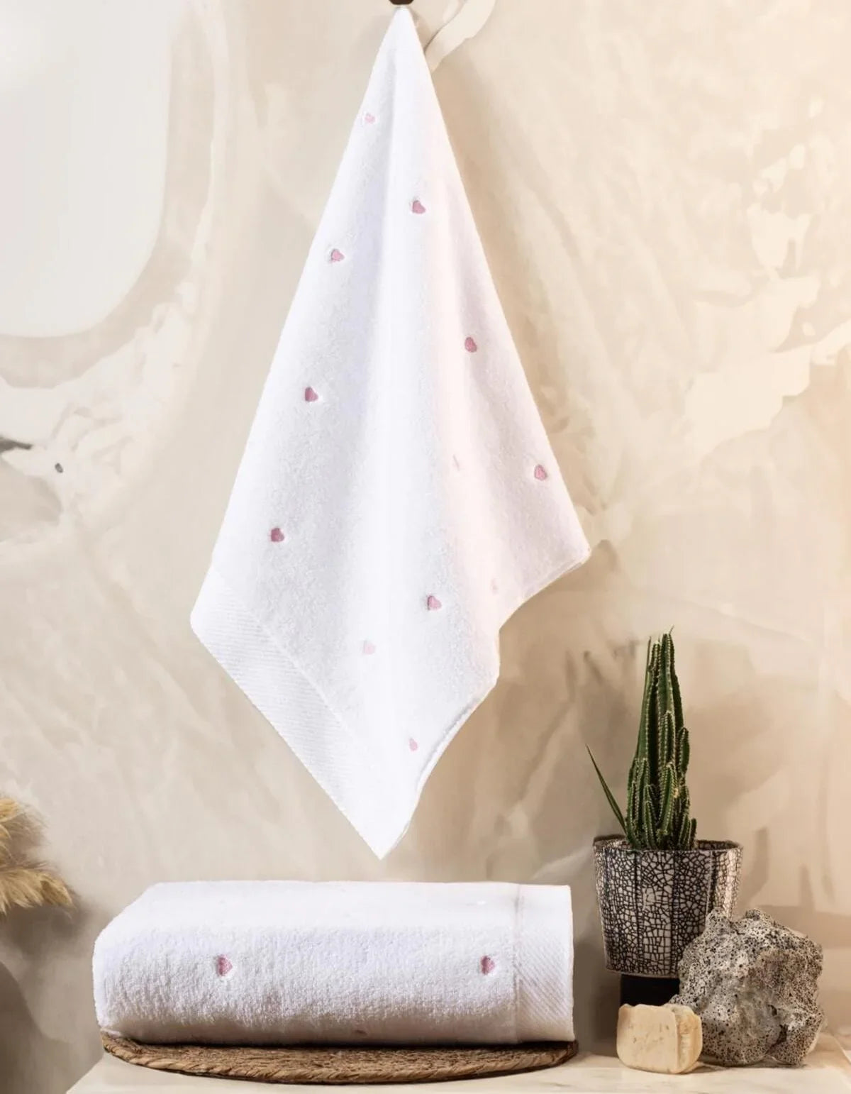 Weißer Handtuch mit rosa Herzen, waschbar & weich, ideal für Badezimmer & Wellness