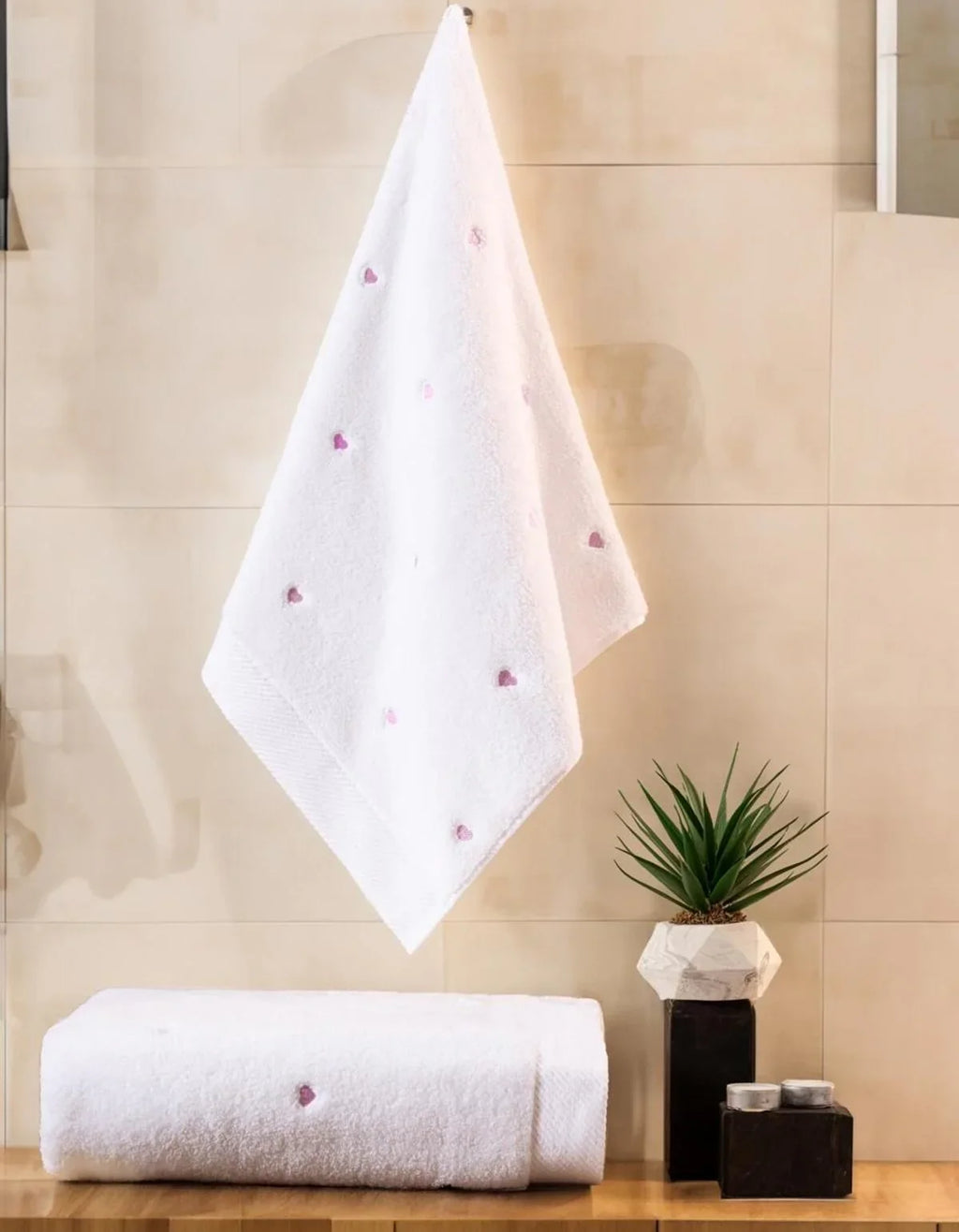 Weißer Handtuch mit rosa Herzen, waschbar, ideal für Badezimmer, moderne Deko mit Pflanze