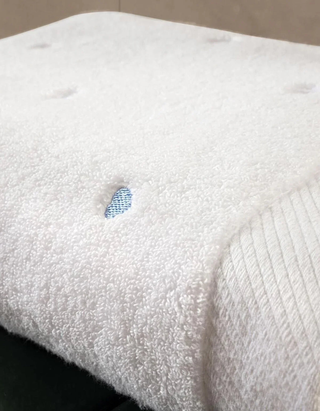 Weicher weißer waschbarer Teppich mit blauem Blatt-Design, ideal für Bambusteppiche & moderne Wohnräume