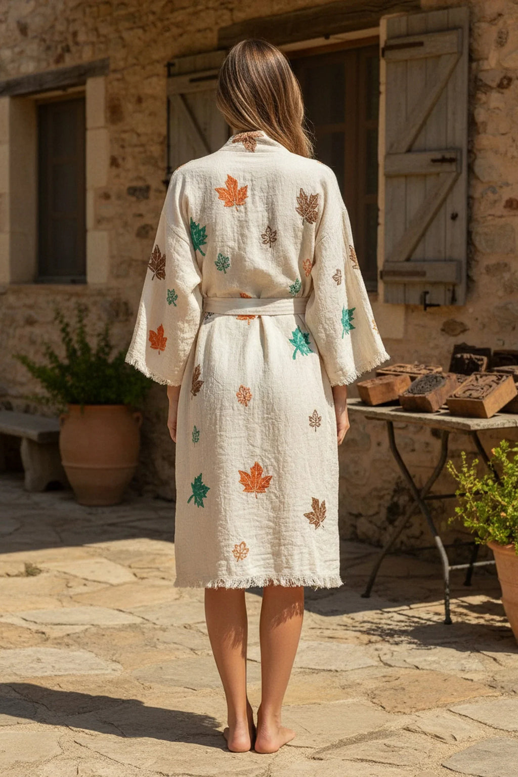 Weißer Kimono mit bunten Herbstlaub-Motiven, ideal für entspannte Momente im Freien