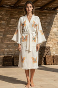 Weißer Kimono mit farbigen Schmetterlingsstickereien und Fransen, ideal für entspannte Momente