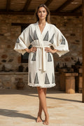 Weißer Kimono mit schwarzem Dreieck-Muster, lockere Schnittform, Fransenabschluss, ideal für entspannte Momente