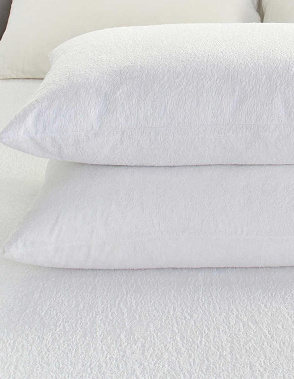 Weiche weiße Kissen und Bettwäsche mit strukturierter Textur für gemütliches Schlafen