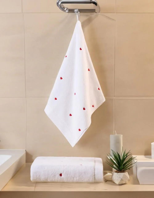 Weißer Handtuch mit roten Herzen, ideal für Badezimmer, waschbar und stilvoll