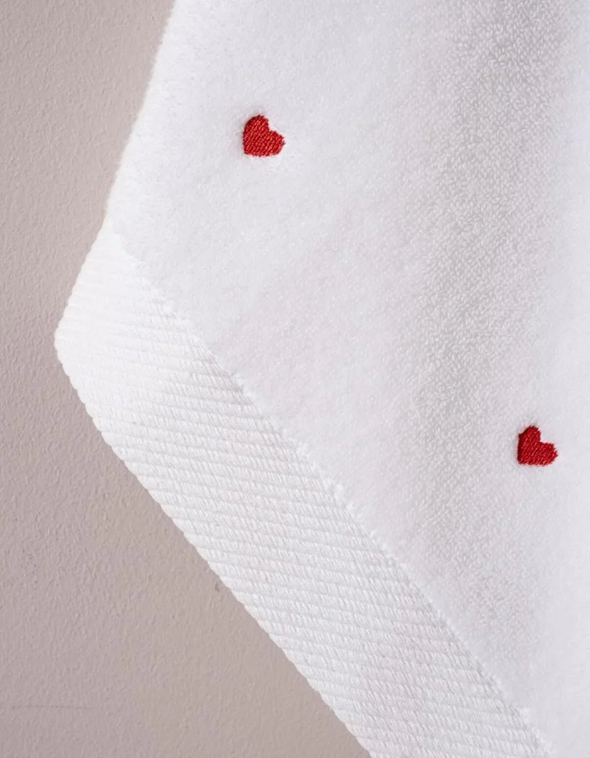 Weißer waschbarer Teppich mit roten Herz-Details, ideal für moderne Wohnräume