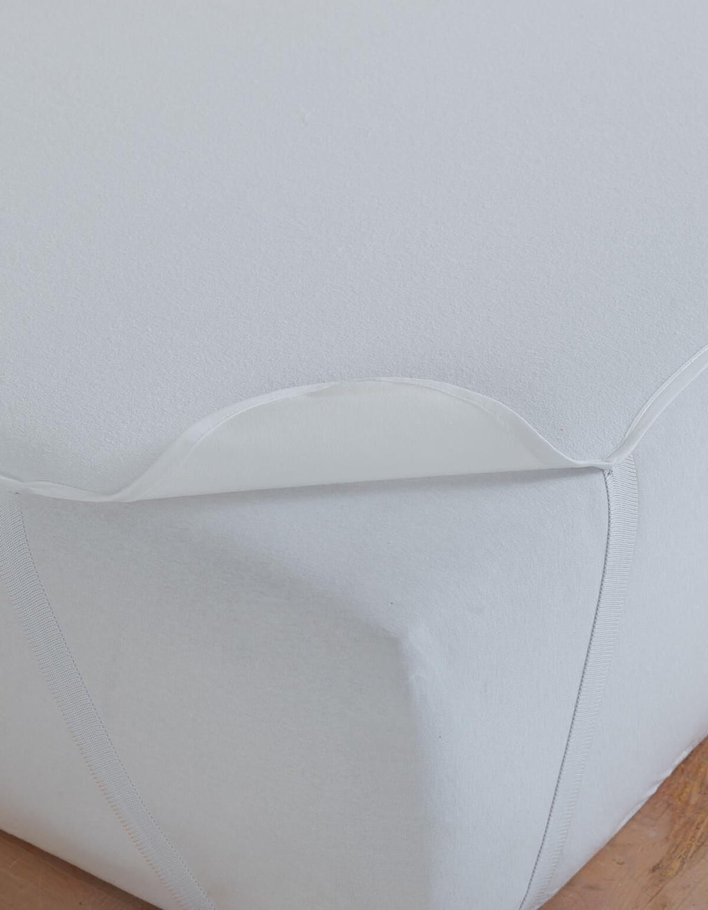 Weißer waschbarer Teppich mit elastischem Saum, ideal für jede Waschmaschine