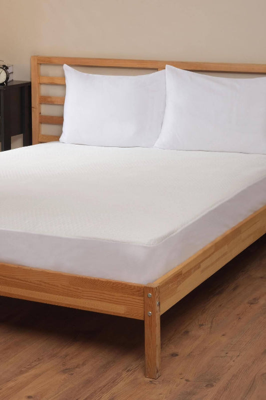 Weißer waschbarer Matratzenbezug auf Holzbett, ideal für saubere Schlafumgebung