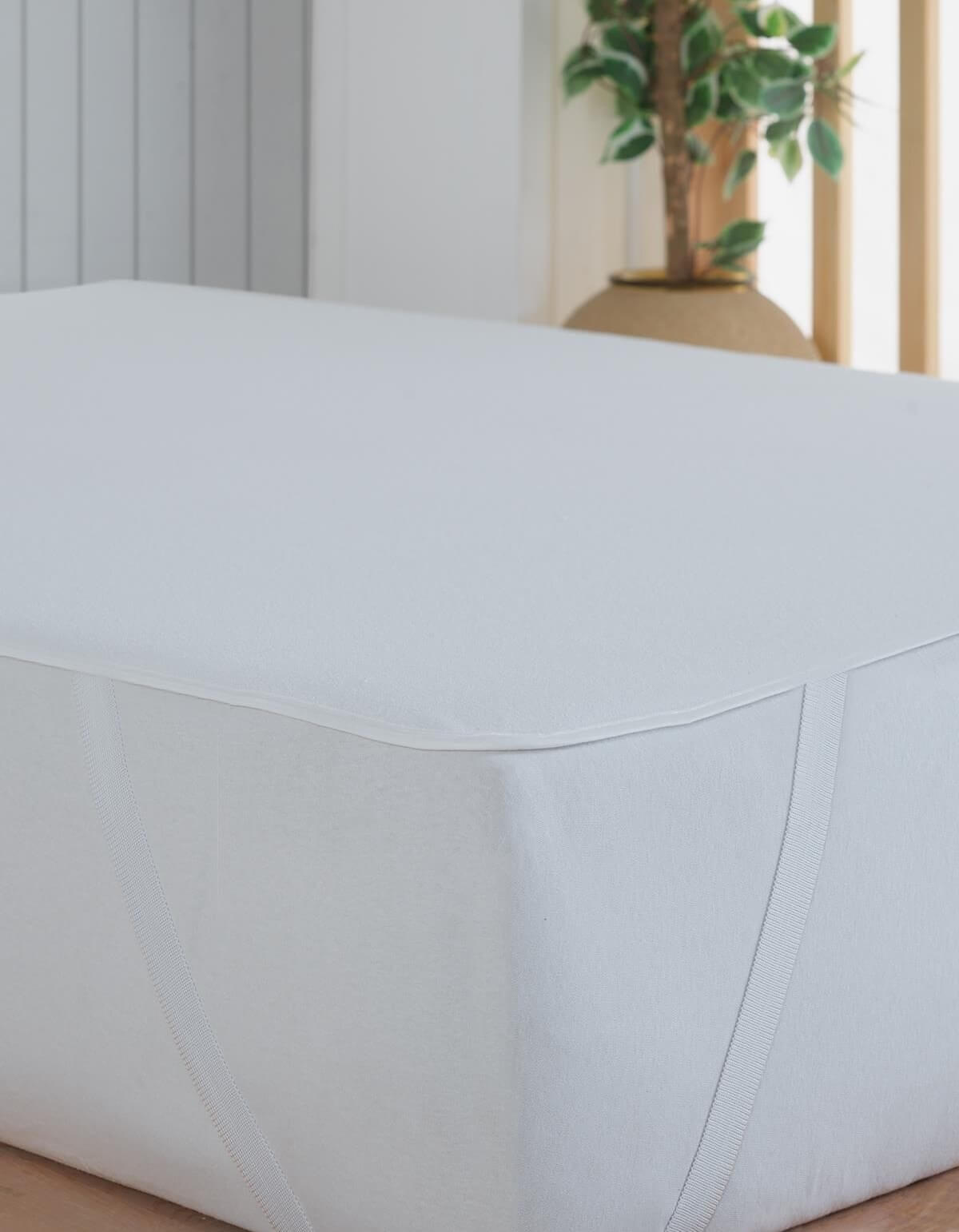 Weißer waschbarer Matratzenbezug mit elastischen Bändern, ideal für moderne Betten
