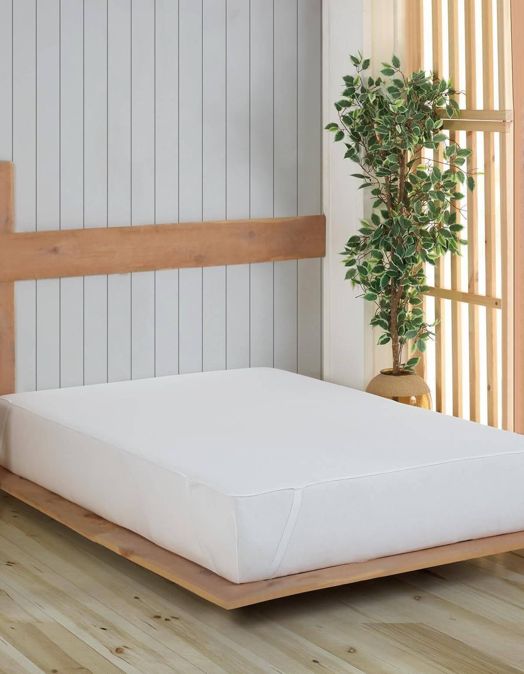 Weißer waschbarer Matratzenbezug auf Holzbett im modernen Schlafzimmer