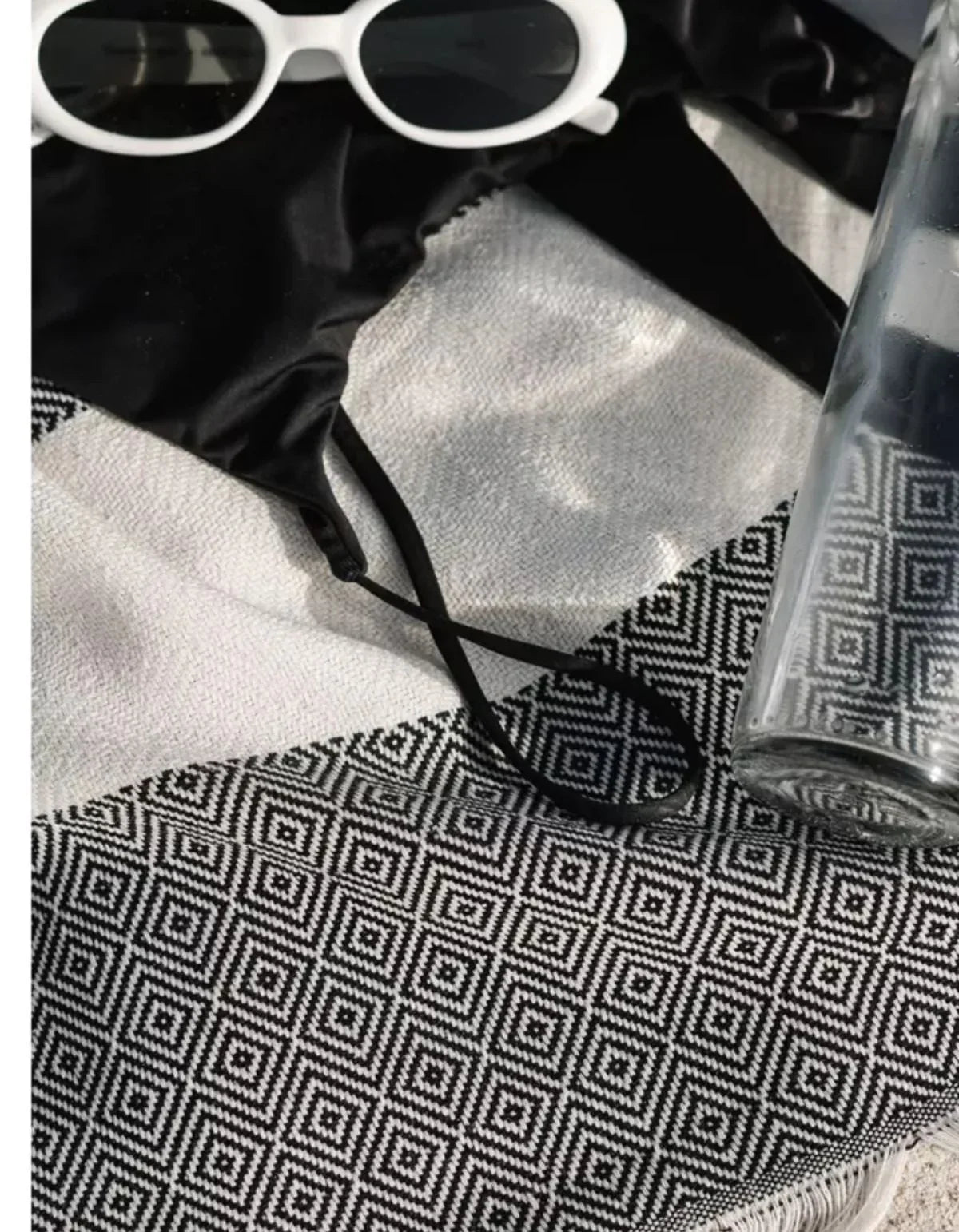 Waschbarer Bambusteppich mit geometrischem Muster, Sonnenbrille und Glas darauf