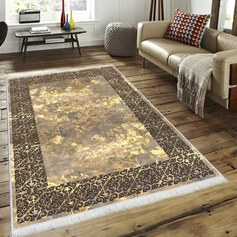 Waschbarer Teppich mit goldbraunem Marmor-Design und ornamentalem Rand auf Holzboden
