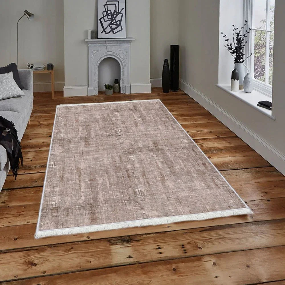 Waschbarer Teppich mit Fransen in Beige auf Holzboden, modernes Wohnzimmer