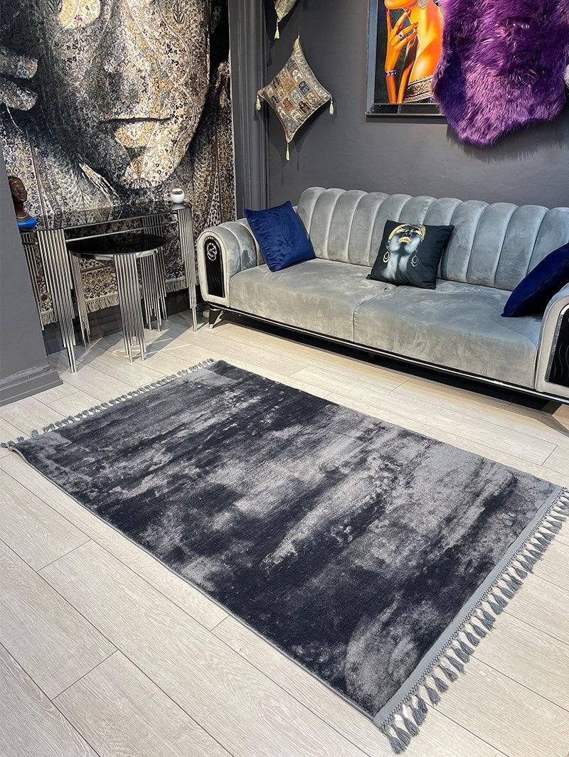 Waschbarer Teppich mit Fransen in Grau-Schwarz, modernes Wohnzimmer mit Sofa und Wandkunst